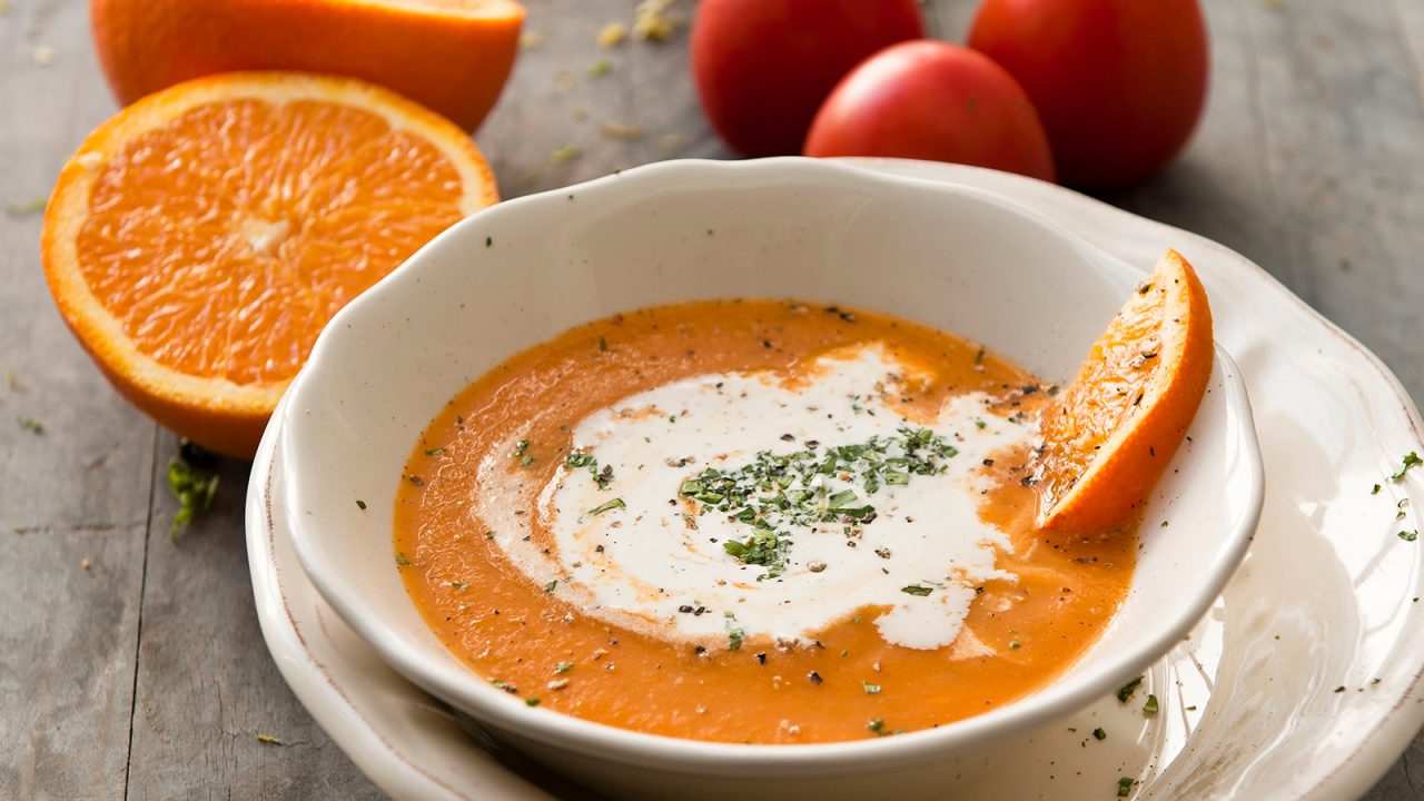 Sopa de tomate y naranja